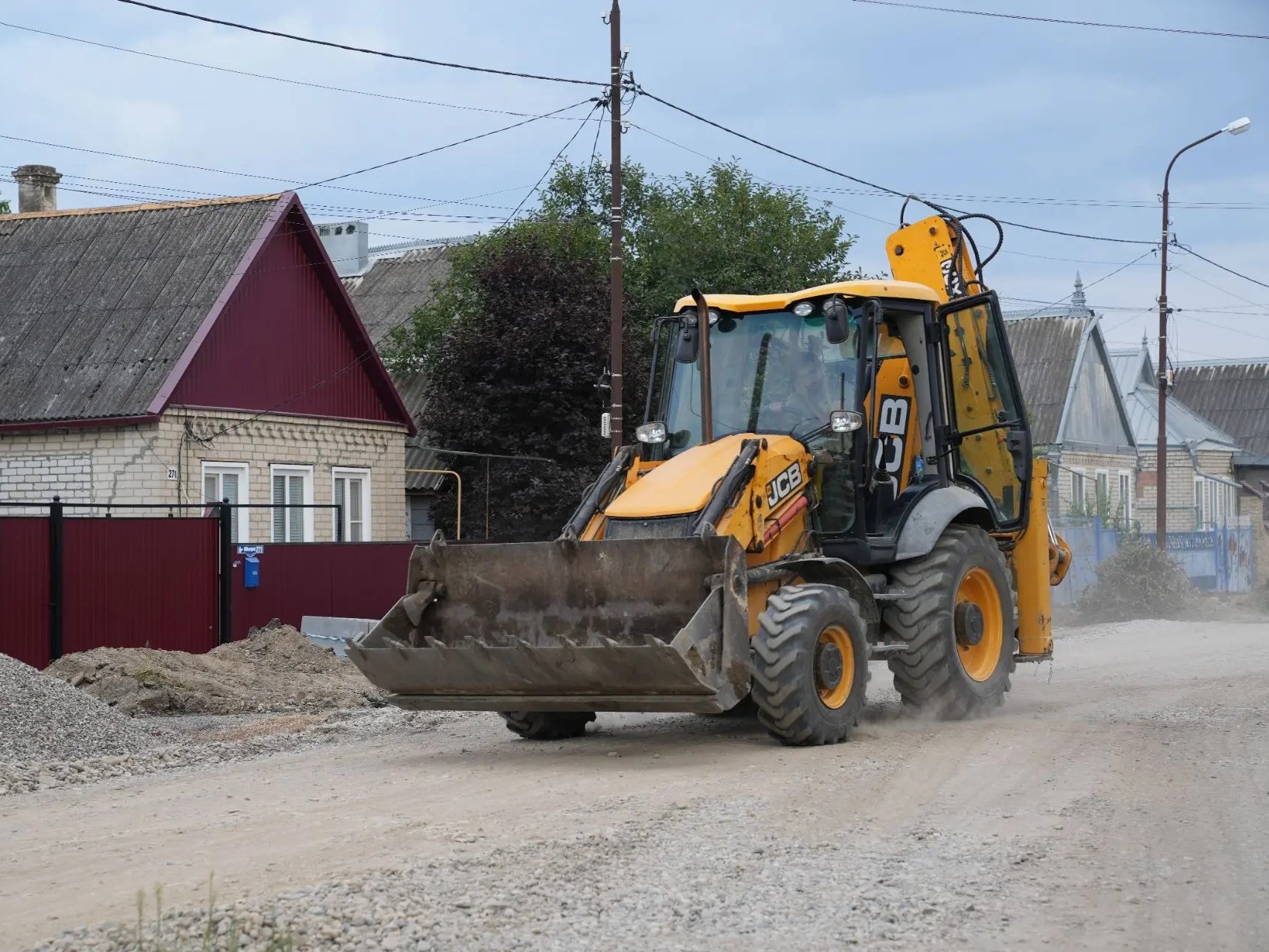 В Новопавловске приступили к ремонту дороги и тротуара по улице Мира.