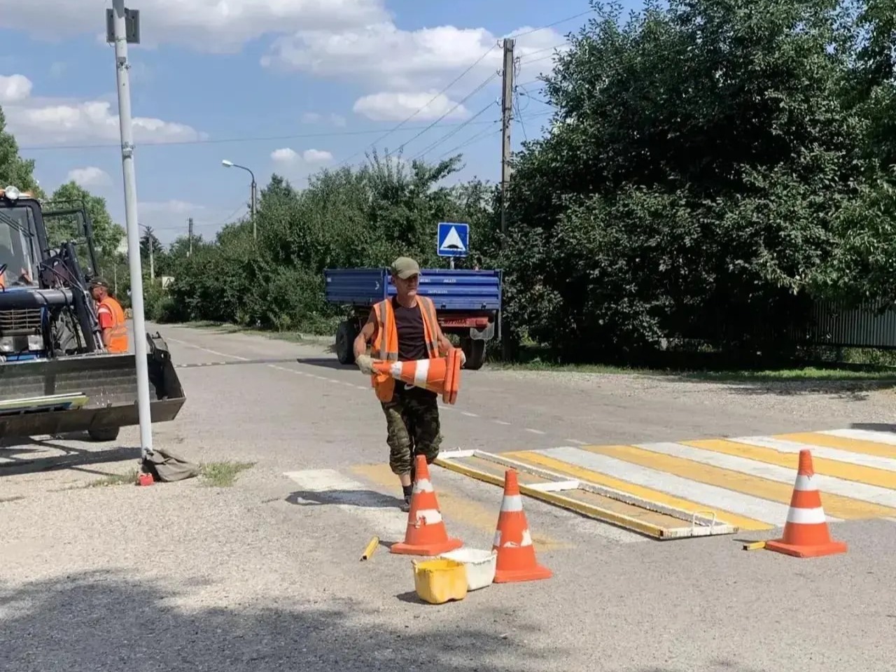 В Новопавловске продолжаются работы по обновлению пешеходных переходов.